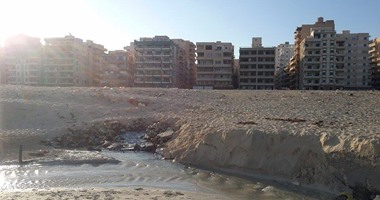 "صحافة المواطن".. اختلاط مياه المجارى بمياه البحر فى النخيل بالإسكندرية