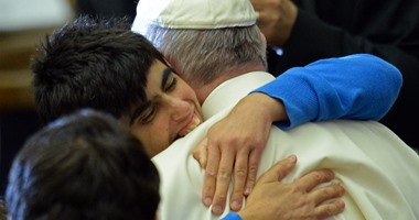 بالصور.. البابا فرنسيس يقبل الأطفال المرضى فى حفل بنك الطعام بالفاتيكان