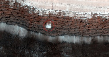 بالصور.. علماء يكتشفون انهيارا جليديا على سطح المريخ