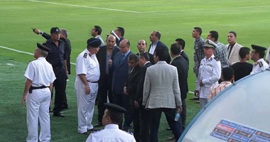 بالصور..مدير أمن القاهرة يتفقد ملعب بتروسبورت قبل مباراة الزمالك والنجم