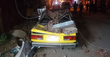 بالصور.. تهشم سيارة أجرة نتيجة سقوط شرفة عقار بالإسكندرية