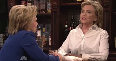 بالفيديو.. هيلارى كلينتون تمثل دور عاملة فى حانة ببرنامج تلفزيونى ساخر