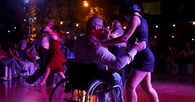 بالصور.. لبنانى على كرسى متحرك يشارك فى مهرجان "التانجو"