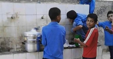 تداول صورة لتلاميذ بمدرسة برج العرب الجديدة يغسلون أوانى طبخ