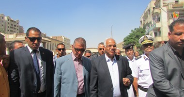 بائعو حلوان يلتفون حول محافظ القاهرة ويطالبونه بتخصيص باكيات 