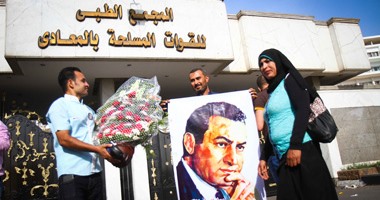 أبناء مبارك يتجمعون أمام مستشفى المعادى العسكرى والرئيس الأسبق يلوح لهم