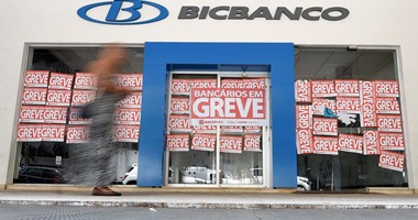 بالصور.. إضراب موظفى البنوك فى البرازيل للمطالبة بزيادة الأجور