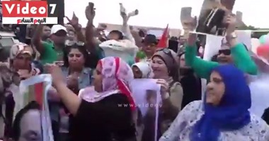 بالفيديو..رقص أنصار مبارك على الأغانى الوطنية أمام المعادى العسكرى