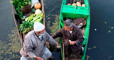 الأسواق العائمة فى بحيرة دال بالهند.. مراكز تجارية متنقلة