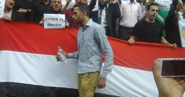 أحد حملة الماجستير المحتجين أمام نقابة الصحفيين "يبل شهادته ويشرب ميتها"