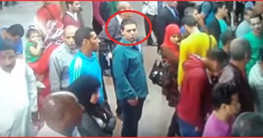 بالفيديو.. تداول مقطع للص يسرق هواتف ركاب المترو بالقاهرة