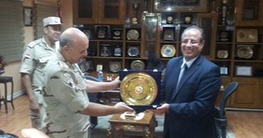 محافظ البحيرة يكرم قائد الفرقة العسكرية العاشرة بمناسبة ذكرى نصر أكتوبر
