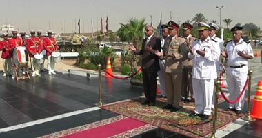 بالصور.. محافظ السويس وقائد الجيش الثالث يضعان الزهور على نصب "الجندى المجهول"