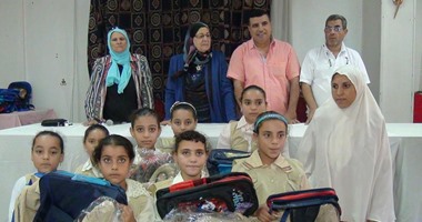 بالصور.. تسليم حقائب وزى مدرسى لطالبات فقيرات من 10 قرى ببنى سويف