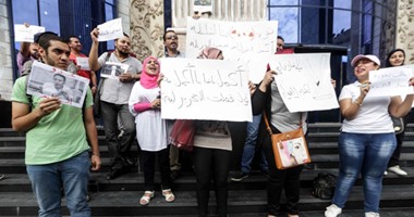 وقفة لصحفيى "التحرير" على سلالم "الصحفيين" احتجاجا على غلق الجريدة