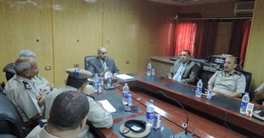 بالصور.. مدير أمن أسوان يجتمع بقيادات المديرية لبحث تأمين الانتخابات