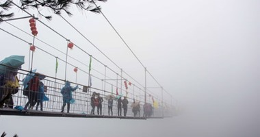 جسر الرعب والضباب حقيقة.. الصين تصنع جسرا أسطوريا بأرضية زجاجية