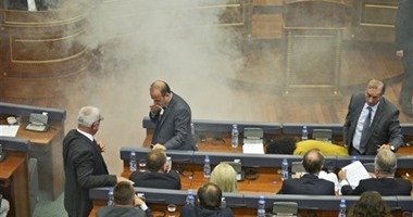 بالصور.. المعارضة فى كوسوفو تطلق غاز مسيل داخل البرلمان اعتراضا على قانون