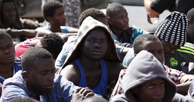 بالصور.. السلطات الليبية تحتجز عددا من المهاجرين كانوا فى طريقهم إلى أوروبا