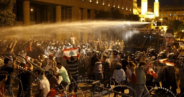 إصابة عدد من المتظاهرين اللبنانين وعناصر الأمن فى اشتباكات بينهما ببيروت