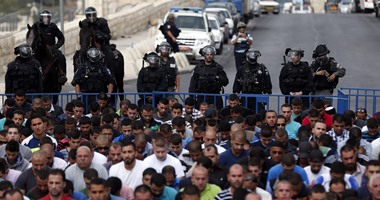 بالصور.. آلاف الفلسطينيين يؤدون صلاة الجمعة فى شوارع القدس القديمة