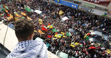 بالصور..المئات يشيعون جنازة شاب فلسطينى قُتل على أيدى جنود الإحتلال