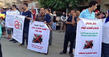 بالصور..أهالى حدائق الأهرام ينظمون وقفة للمطالبة برصف الطرق ومنع التوك توك