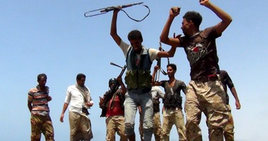 بالصور.. جنود موالين للحكومة اليمنية يرقصون بعد السيطرة على" باب المندب"