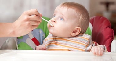 4 أطعمة مفيدة قدميها لطفلك فى سن 6 شهور.. أهمها شوربة الخضار