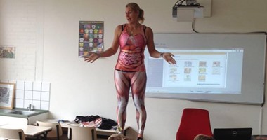بالصور.. معلمة هولندية ترتدى ملابس تظهر "جسم الإنسان" لشرح درس بيولوجيا
