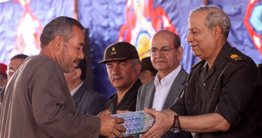 "الروينى" يكرم والد أحد شهداء القوات المسلحة بثورة 25 يناير 