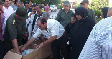 الجيش الثالث يوزع هدايا على أهالى السويس بمناسبة العاشر من رمضان