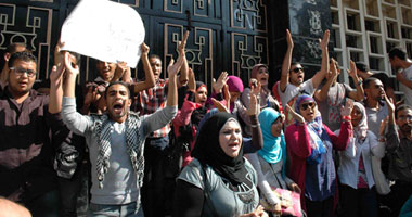 العشرات من معلمى الأجر بالجيزة يتظاهرون أمام الوزارة للمطالبة بالتعيين