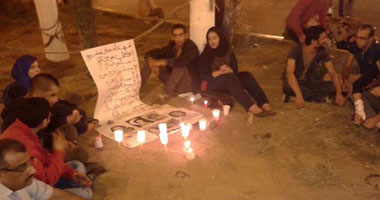 وقفة بالشموع لنشطاء دمنهور لإحياء ذكرى استشهاد "مينا دانيال"