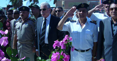 محافظ جنوب سيناء يضع إكليل الزهور على قبر الجندى المجهول