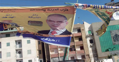 بلاغ ضد ضابط شرطة يتهمه بالتستر على بلطجية مزقوا لافتات الإخوان