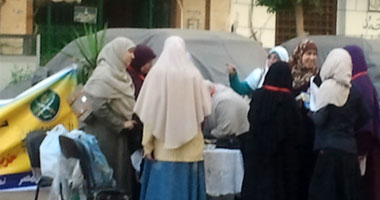 منتقبات "الحرية والعدالة" يروجون للدعاية لمرشحهم "العشرى"