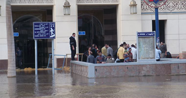 بالفيديو.. المياه تغمر "محطة مصر" وتعطل حركة القطارات