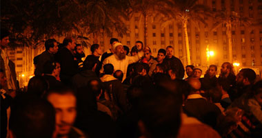 متظاهرو التحرير يستخدمون بروجكتور لعرض مطالبهم فى الميدان