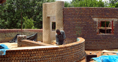 بناء أول منزل من "الزجاجات البلاستيك" فى نيجيريا