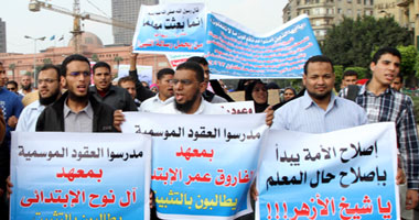 بالصور.. فى مصر فقط ممكن تلاقى "مدرس موسمى"