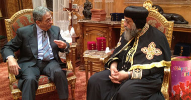 عمرو موسى يلتقى البابا تواضروس لمناقشة الوضع فى مصر