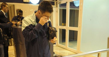 بعد الإصابة.. ميسى "يعرج" فى مطار أشبيلية