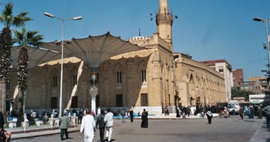 مسجد الحسين يفتح أبوابه مرة أخرى لاستقبال المصلين لأداء صلاة العصر