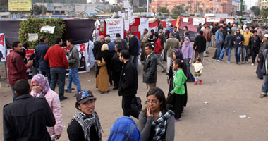 معتصمو التحرير يطوقون صينية الميدان بالحبال لمنع دخول البلطجية