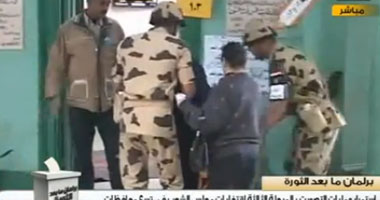 الجيش يحمل سيدة عجوز لتدلى بصوتها فى الانتخابات 