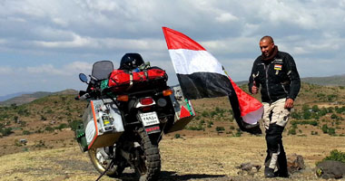 بالصور.. الرحالة عمر منصور يرفع علم مصر فى أثيوبيا