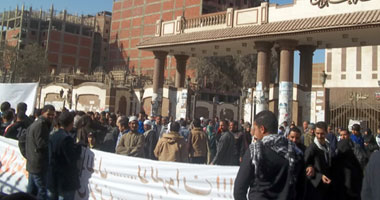 بالصور.. الباعة الجائلون بحلوان يتظاهرون أمام محطة مترو حلوان.. ويطالبون بتوفير أماكن بديلة.. ويهددون بغلق محطة المترو.. ويطرحون حدائق غير مستغلة كبديل وتجهيزها على نفقتهم الخاصة