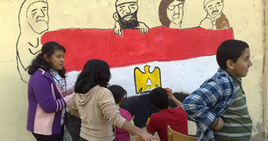 العلم المصرى بدون خلافات تمزقه.. أطفال مصر يرسمون حلمهم بأيديهم