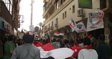 بالصور.. متظاهرون يحاصرون مقر "الحرية والعدالة" بالأقصر